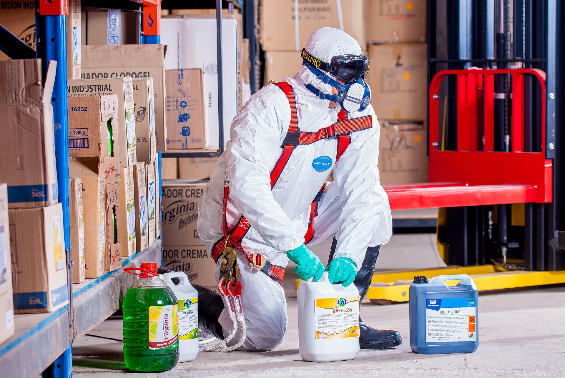 Pracujete s chemikáliami? Pripomeňte si prvú pomoc a vybavte pracovisko správne